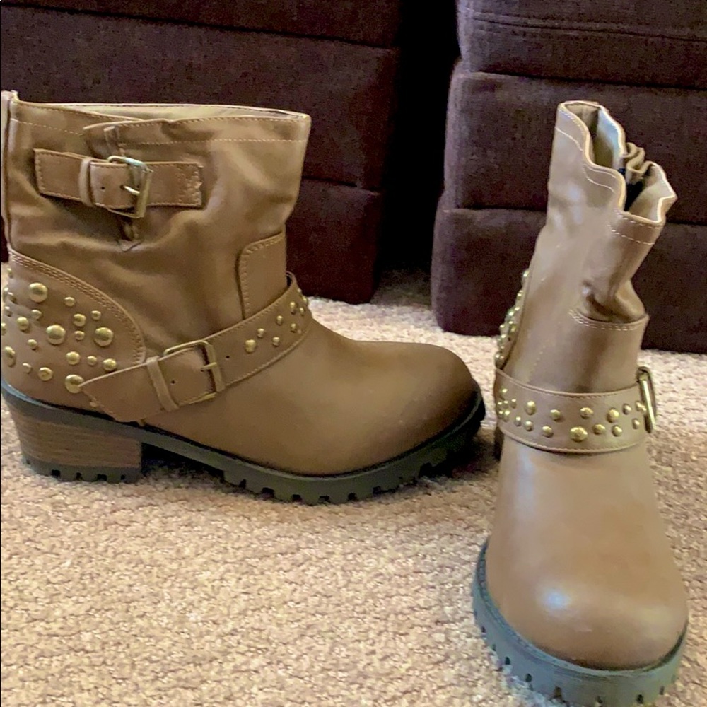 Cute Brown Booties! Size 7